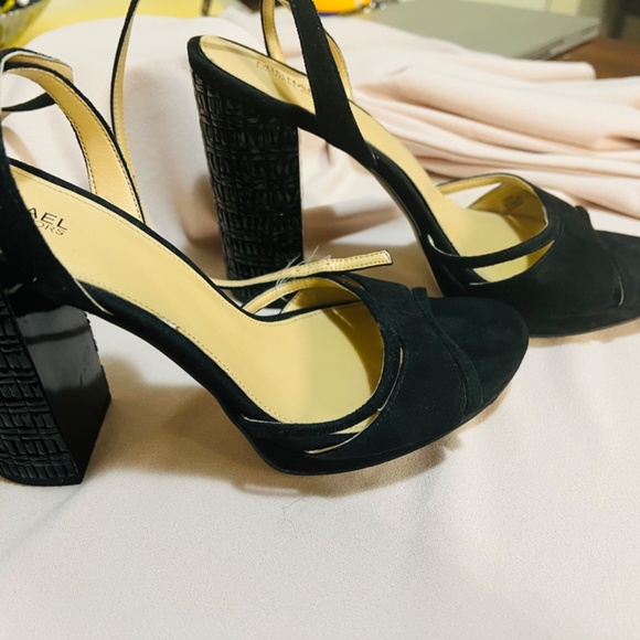 Micheal Kors Strappy Box heals - Picture 4 of 6